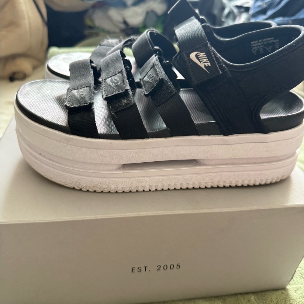 Nike Icon classic Women's Platform Sandals. Please see photos for the condition
